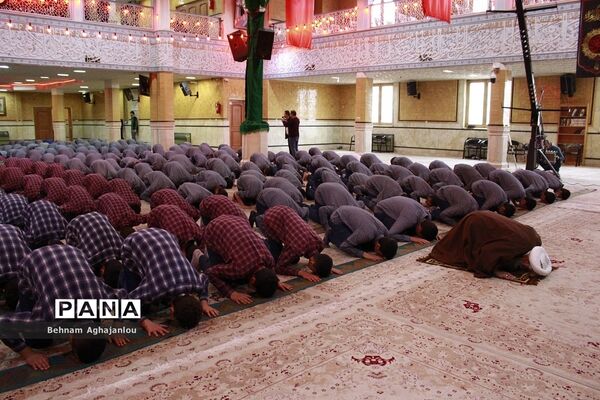 پیوند مسجد و مدرسه و برگزاری نماز جماعت به‌مناسبت هفته قرآن و عترت در حسینیه اعظم زنجان