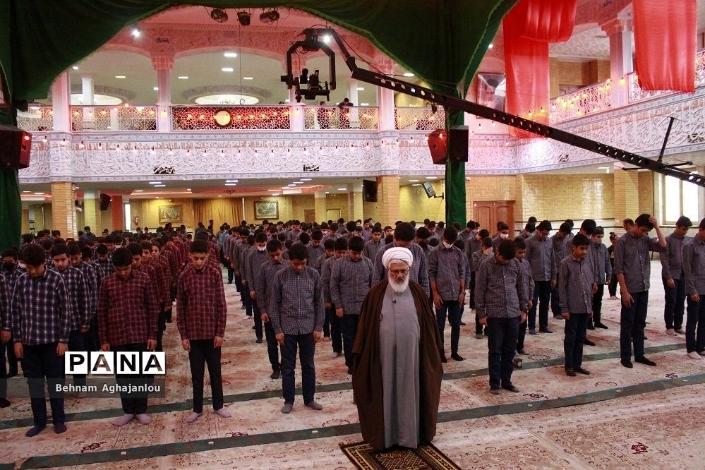 پیوند مسجد و مدرسه و برگزاری نماز جماعت به‌مناسبت هفته قرآن و عترت در حسینیه اعظم زنجان