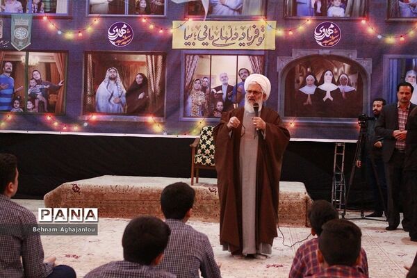 پیوند مسجد و مدرسه و برگزاری نماز جماعت به‌مناسبت هفته قرآن و عترت در حسینیه اعظم زنجان