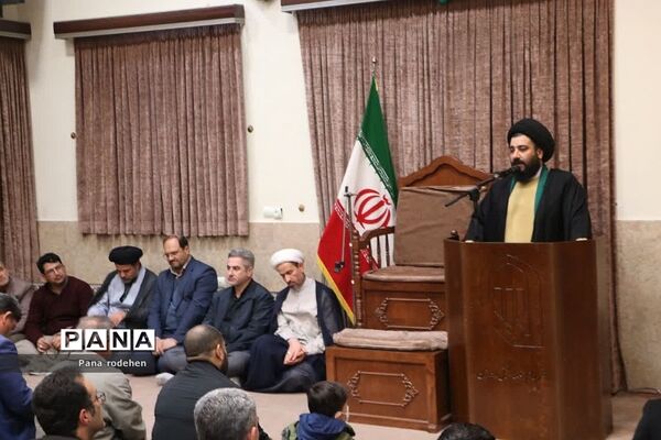 نشست صمیمانه مسئولان با فعالان‌فرهنگی رودهن در دفتر امام جمعه رودهن
