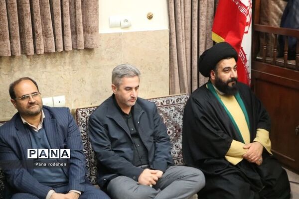 نشست صمیمانه مسئولان با فعالان‌فرهنگی رودهن در دفتر امام جمعه رودهن