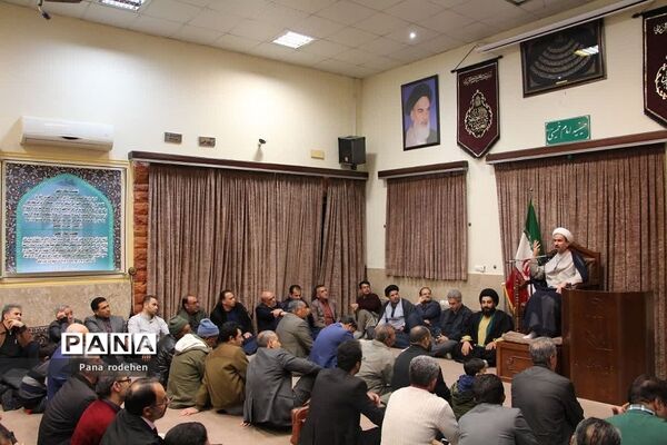 نشست صمیمانه مسئولان با فعالان‌فرهنگی رودهن در دفتر امام جمعه رودهن