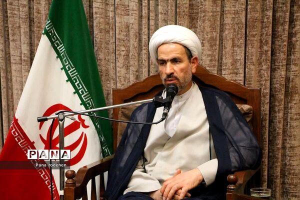 نشست صمیمانه مسئولان با فعالان‌فرهنگی رودهن در دفتر امام جمعه رودهن