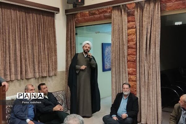 نشست صمیمانه مسئولان با فعالان‌فرهنگی رودهن در دفتر امام جمعه رودهن