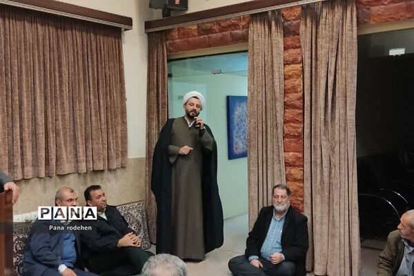 نشست صمیمانه مسئولان با فعالان‌فرهنگی رودهن در دفتر امام جمعه رودهن