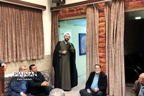نشست صمیمانه مسئولان با فعالان‌فرهنگی رودهن در دفتر امام جمعه رودهن