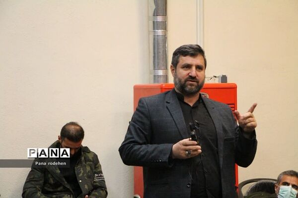 نشست صمیمانه مسئولان با فعالان‌فرهنگی رودهن در دفتر امام جمعه رودهن