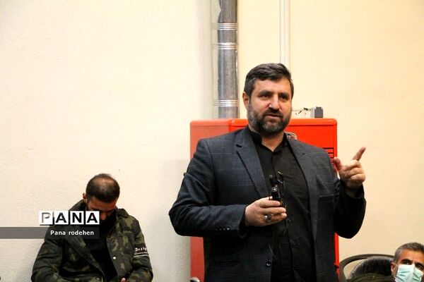نشست صمیمانه مسئولان با فعالان‌فرهنگی رودهن در دفتر امام جمعه رودهن