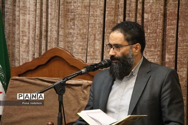 نشست صمیمانه مسئولان با فعالان‌فرهنگی رودهن در دفتر امام جمعه رودهن