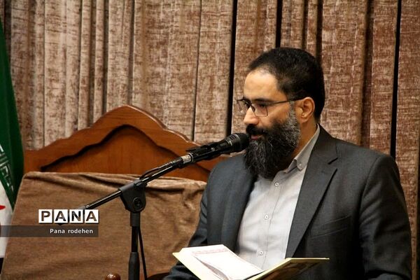 نشست صمیمانه مسئولان با فعالان‌فرهنگی رودهن در دفتر امام جمعه رودهن