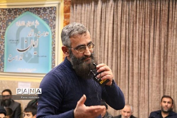 نشست صمیمانه مسئولان با فعالان‌فرهنگی رودهن در دفتر امام جمعه رودهن