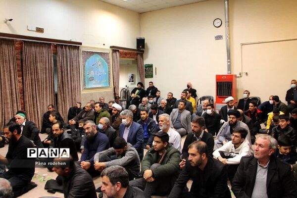 نشست صمیمانه مسئولان با فعالان‌فرهنگی رودهن در دفتر امام جمعه رودهن