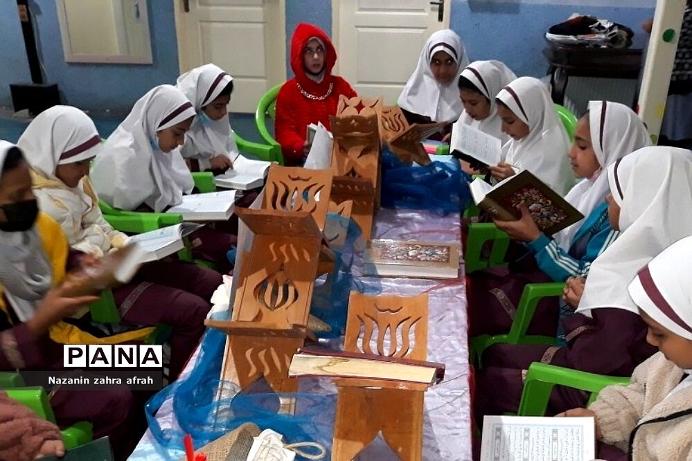 برگزاری محفل انس با قرآن به‌مناسبت هفته قرآن و عترت در دبستان حضرت زهرا(س)۲ رودهن