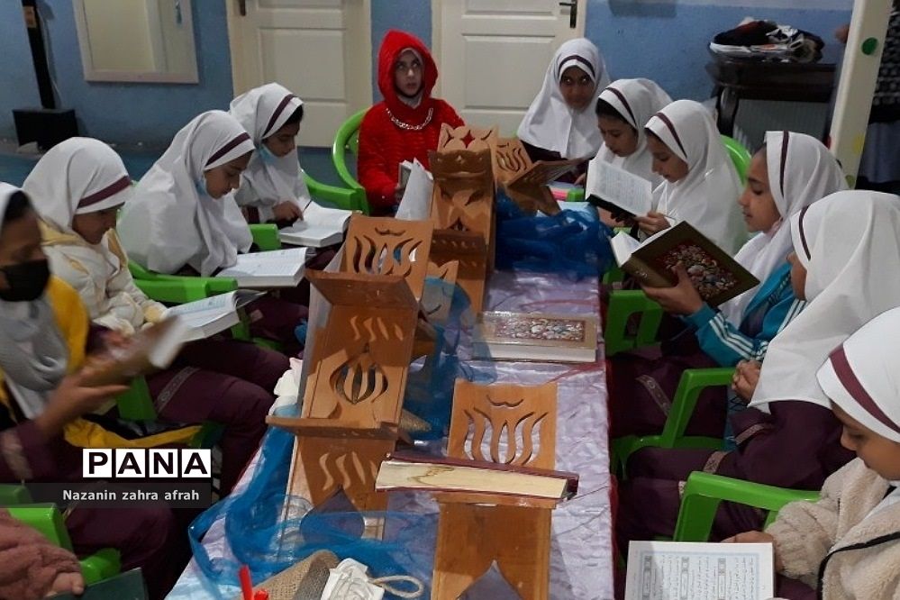 برگزاری محفل انس با قرآن به‌مناسبت هفته قرآن و عترت در دبستان حضرت زهرا(س)۲ رودهن