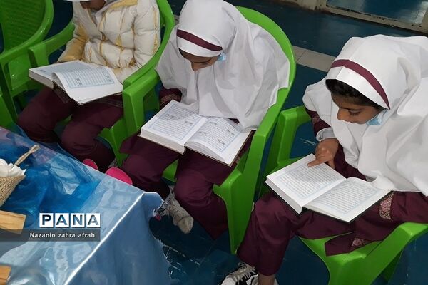 برگزاری محفل انس با قرآن به‌مناسبت هفته قرآن و عترت در دبستان حضرت زهرا(س)۲ رودهن
