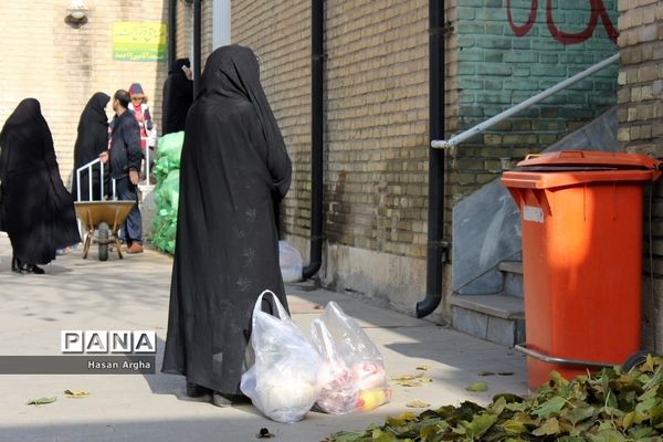 توزیع بسته‌های مواد غذایی در بین خانواده‌های تحت پوشش صندوق امداد اهل بیت(ع)