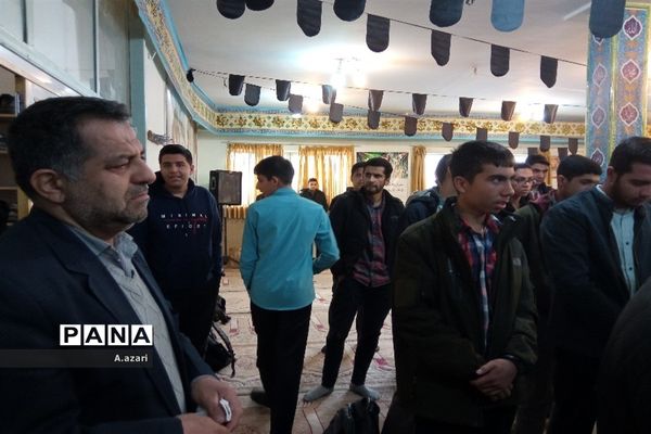 سایه پرچم متبرک حرم رضوی بر سر دانش‌آموزان دبیرستان معارف شهرکرد