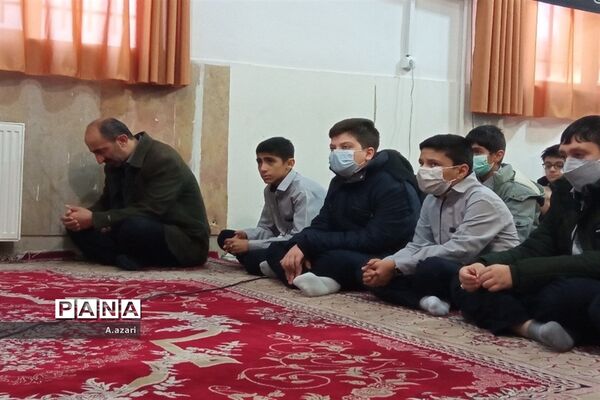 سایه پرچم متبرک حرم رضوی بر سر دانش‌آموزان دبیرستان معارف شهرکرد