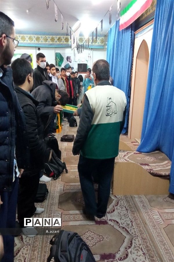 سایه پرچم متبرک حرم رضوی بر سر دانش‌آموزان دبیرستان معارف شهرکرد