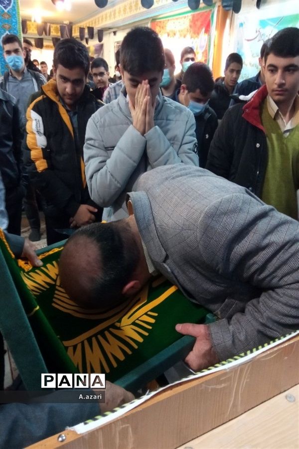 سایه پرچم متبرک حرم رضوی بر سر دانش‌آموزان دبیرستان معارف شهرکرد