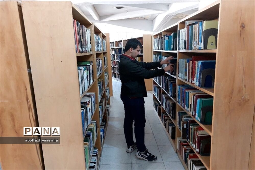 بازدید دانش‌آموزان رشته علوم انسانی ناحیه ۳ شیراز از کتابخانه مرکزی دانشگاه شیراز