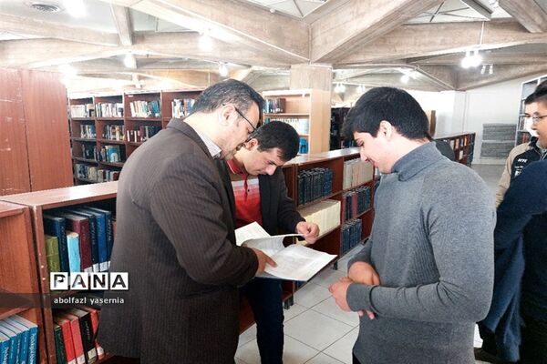 بازدید دانش‌آموزان رشته علوم انسانی ناحیه ۳ شیراز از کتابخانه مرکزی دانشگاه شیراز