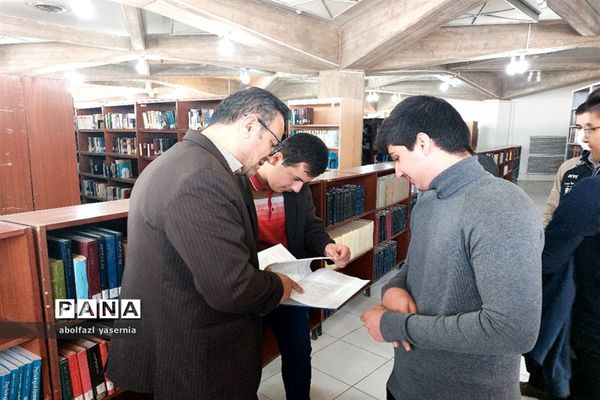 بازدید دانش‌آموزان رشته علوم انسانی ناحیه ۳ شیراز از کتابخانه مرکزی دانشگاه شیراز