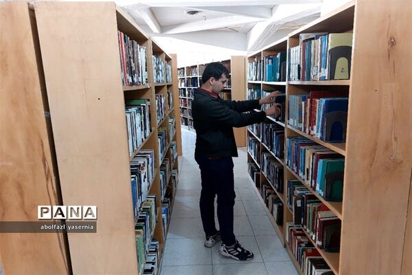 بازدید دانش‌آموزان رشته علوم انسانی ناحیه ۳ شیراز از کتابخانه مرکزی دانشگاه شیراز