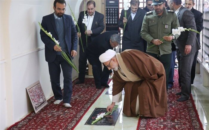 تجدید میثاق با شهدای گمنام، معلم و دانش آموز