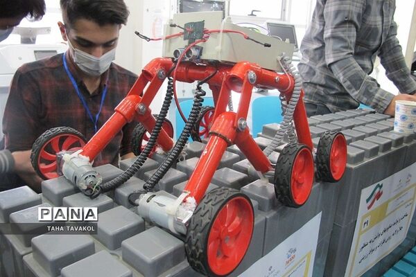 نمایشگاه دستاوردهای پژوهشی دانش‌آموزان در پارک فناوری پردیس