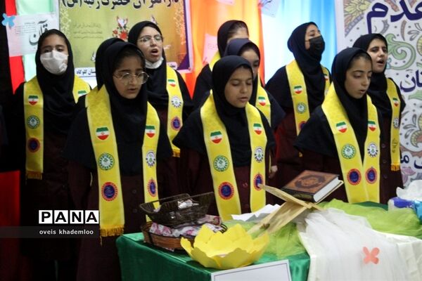 کرسی تلاوت قرآن کریم در دبیرستان عصمت گلوگاه
