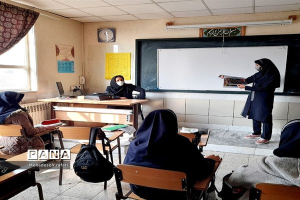 نواختن زنگ پژوهش در آموزشگاه نمونه دولتی فرهنگ ام‌ابیها (س)