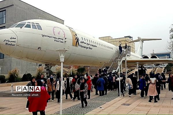 حضور دانش‌آموزان رودهن در نمایشگاه دستاوردهای پژوهشی دانش‌آموزان در پارک علم و فناوری پردیس