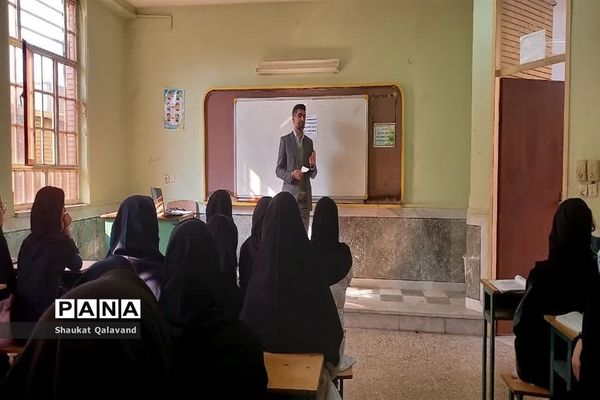 کارگاه آموزشی سواد رسانه‌ای در هنرستان فاطمه الزهرا (س) اندیمشک