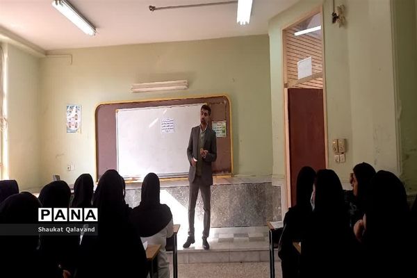 کارگاه آموزشی سواد رسانه‌ای در هنرستان فاطمه الزهرا (س) اندیمشک