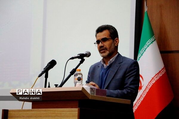 مراسم تقدیر از برگزیدگان کشوری در محور پژوهش در اداره‌کل آموزش و پرورش شهرستان‌های استان تهران