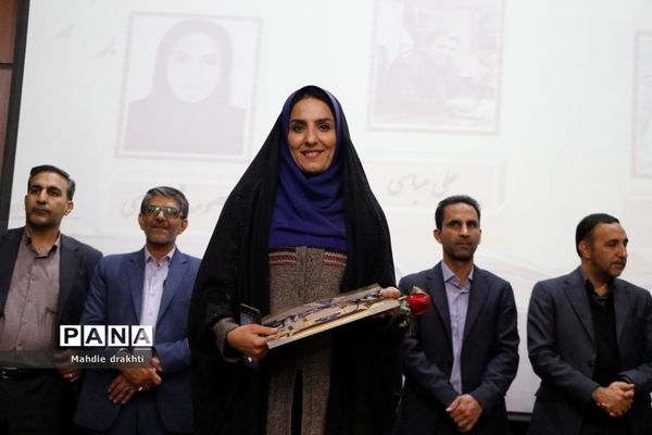 مراسم تقدیر از برگزیدگان کشوری در محور پژوهش در اداره‌کل آموزش و پرورش شهرستان‌های استان تهران