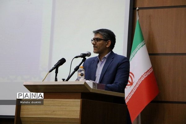 مراسم تقدیر از برگزیدگان کشوری در محور پژوهش در اداره‌کل آموزش و پرورش شهرستان‌های استان تهران