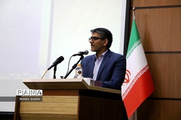 مراسم تقدیر از برگزیدگان کشوری در محور پژوهش در اداره‌کل آموزش و پرورش شهرستان‌های استان تهران