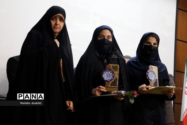 مراسم تقدیر از برگزیدگان کشوری در محور پژوهش در اداره‌کل آموزش و پرورش شهرستان‌های استان تهران
