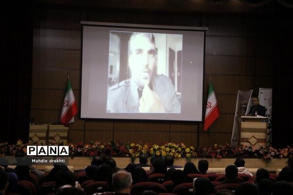مراسم تقدیر از برگزیدگان کشوری در محور پژوهش در اداره‌کل آموزش و پرورش شهرستان‌های استان تهران