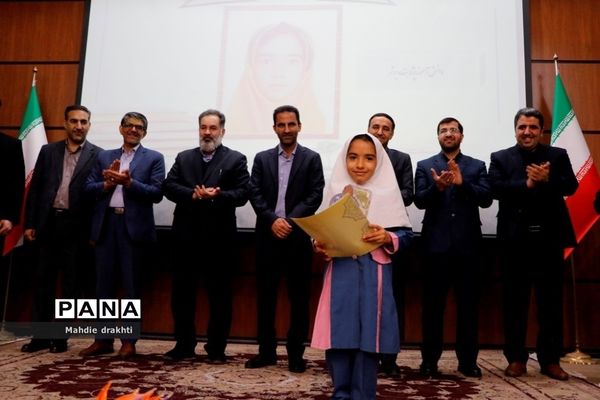 مراسم تقدیر از برگزیدگان کشوری در محور پژوهش در اداره‌کل آموزش و پرورش شهرستان‌های استان تهران