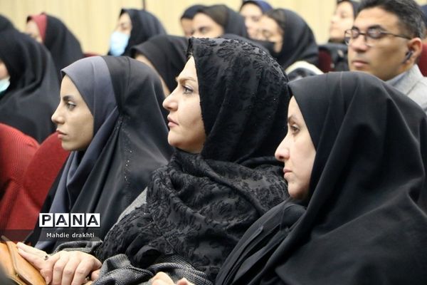 مراسم تقدیر از برگزیدگان کشوری در محور پژوهش در اداره‌کل آموزش و پرورش شهرستان‌های استان تهران