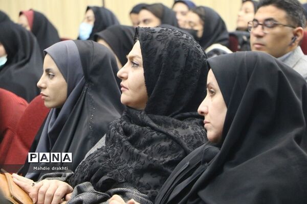 مراسم تقدیر از برگزیدگان کشوری در محور پژوهش در اداره‌کل آموزش و پرورش شهرستان‌های استان تهران