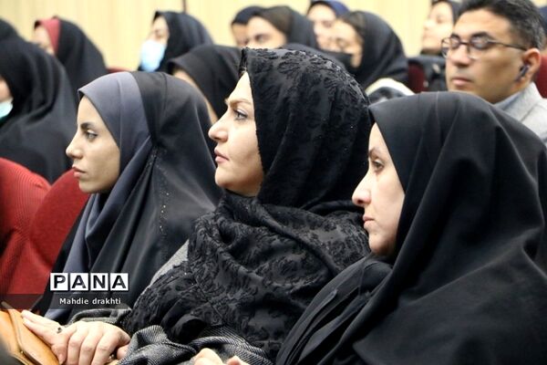 مراسم تقدیر از برگزیدگان کشوری در محور پژوهش در اداره‌کل آموزش و پرورش شهرستان‌های استان تهران