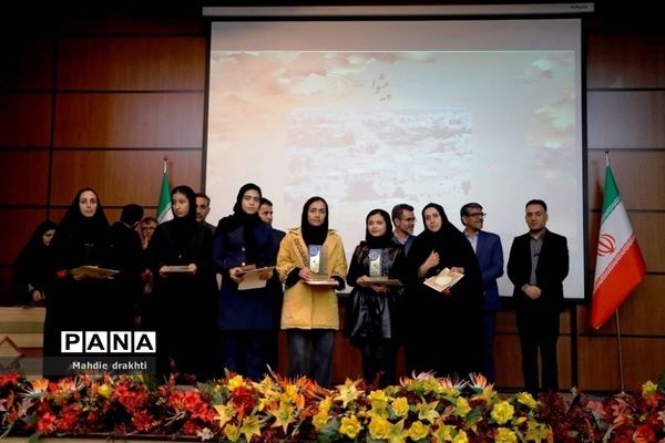 مراسم تقدیر از برگزیدگان کشوری در محور پژوهش در اداره‌کل آموزش و پرورش شهرستان‌های استان تهران