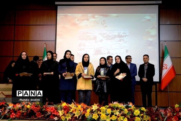 مراسم تقدیر از برگزیدگان کشوری در محور پژوهش در اداره‌کل آموزش و پرورش شهرستان‌های استان تهران