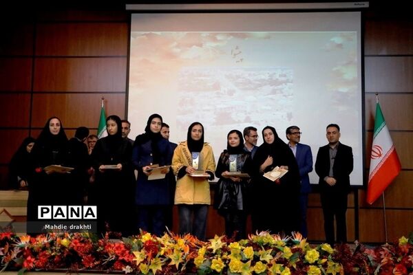 مراسم تقدیر از برگزیدگان کشوری در محور پژوهش در اداره‌کل آموزش و پرورش شهرستان‌های استان تهران