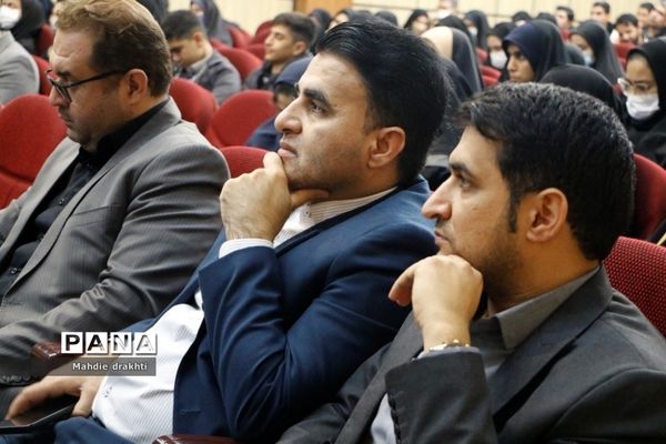 مراسم تقدیر از برگزیدگان کشوری در محور پژوهش در اداره‌کل آموزش و پرورش شهرستان‌های استان تهران