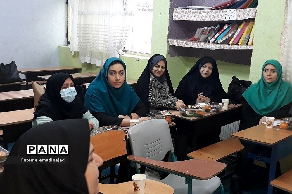 برگزاری جلسه پژوهشی آموزگاران دبستان حضرت زهرا(س)۲ رودهن